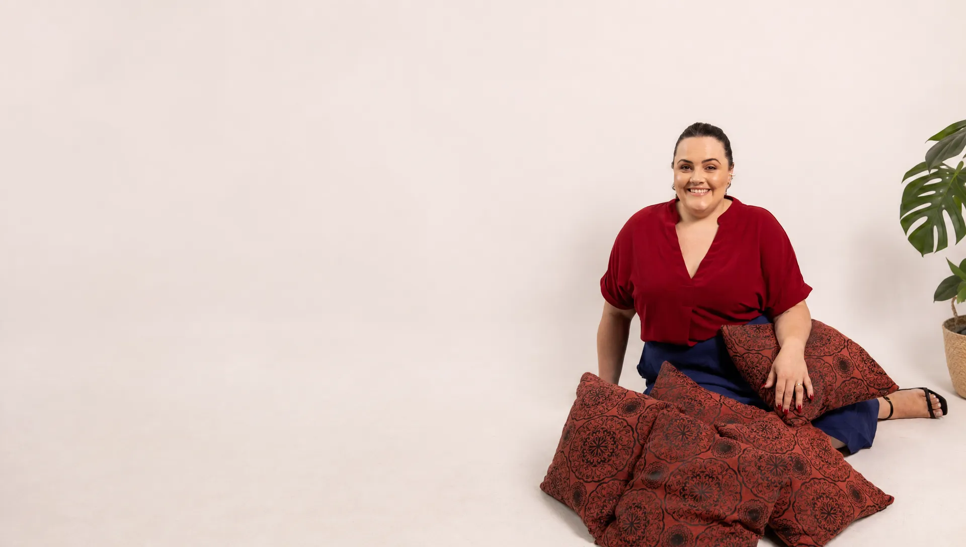 Mirelle J. Francisco sentada em um ambiente acolhedor